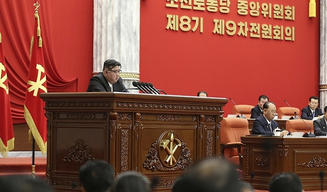 زعيم كوريا الشمالية يحض حزبه على تسريع الاستعدادات للحرب