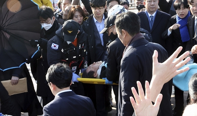 زعيم المعارضة الكورية الجنوبية يتعرض للطعن بالرقبة