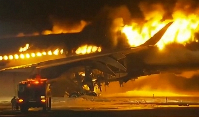 اليابان: إجلاء نحو 400 شخص إثر اندلاع حريق في طائرة ركاب