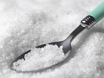 ما تأثيرات الزيادة في استهلاك الملح على وظائف الكلى؟