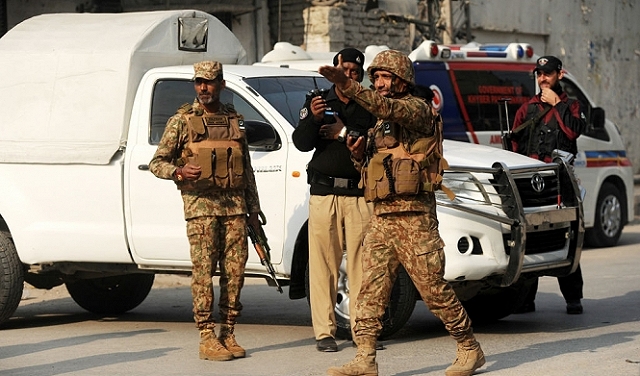 مقتل خمسة شرطيين باكستانيين مكلفين بحماية فريق تلقيح ضد شلل الأطفال في انفجار قنبلة