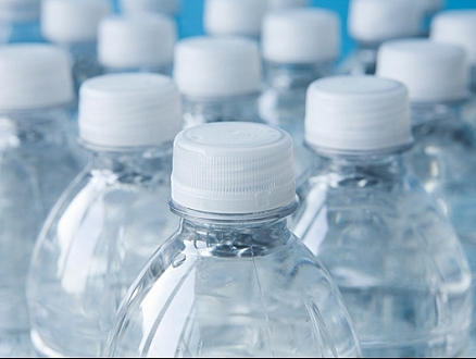 دراسة: المياه المعبّأة في زجاجات بلاستيك ملوّثة أكثر بـ100 مرّة ممّا يُعتقد