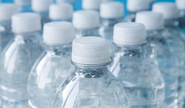 دراسة: المياه المعبّأة في زجاجات بلاستيك ملوّثة أكثر بـ100 مرّة ممّا يُعتقد