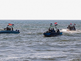 الحوثيون يعلنون استهداف سفينة أميركية في خليج عدن