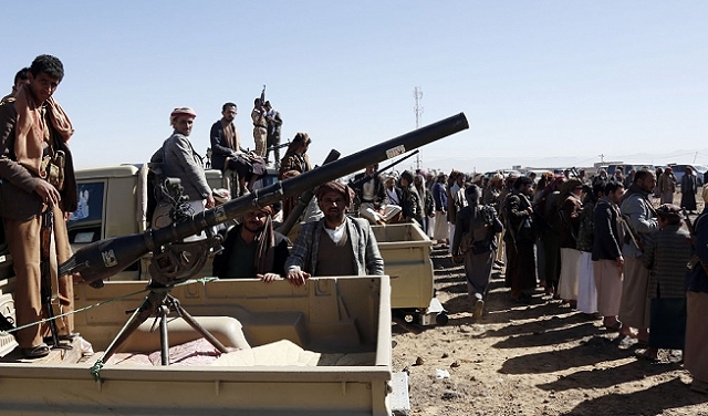 الحوثيون يطلقون صاروخا استهدف المدمّرة الأميركيّة 