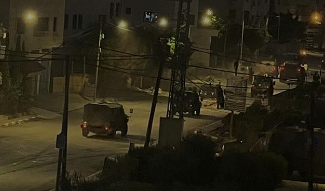 بعد عمليّة الدهس في رعنانا: الجيش الإسرائيليّ يقتحم بني نعيم وينكّل بأفراد أسرتَي منفّذيْها