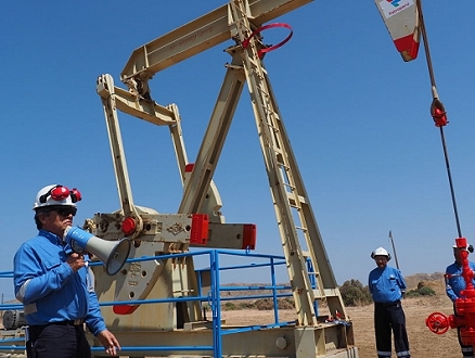أسعار النفط تتحرك عرضيا وسط ترقب لتطورات البحر الأحمر