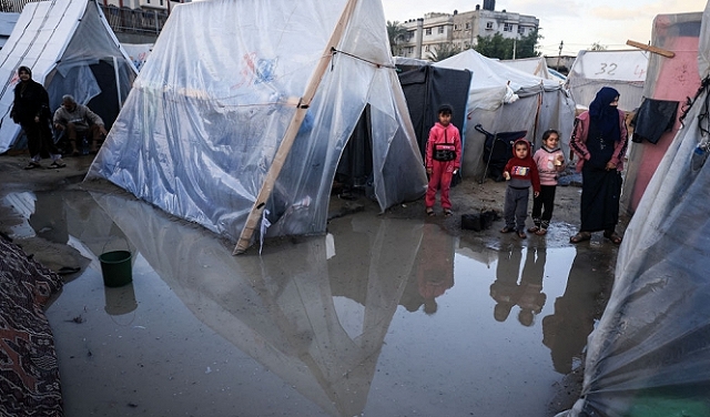 الأمطار الغزيرة تحاصر خيام النازحين ومراكز الإيواء بغزة