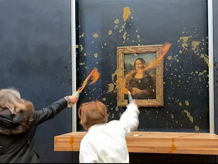باريس: ناشطتان ترشّان الحساء على زجاج لوحة "الموناليزا" في متحف اللوفر