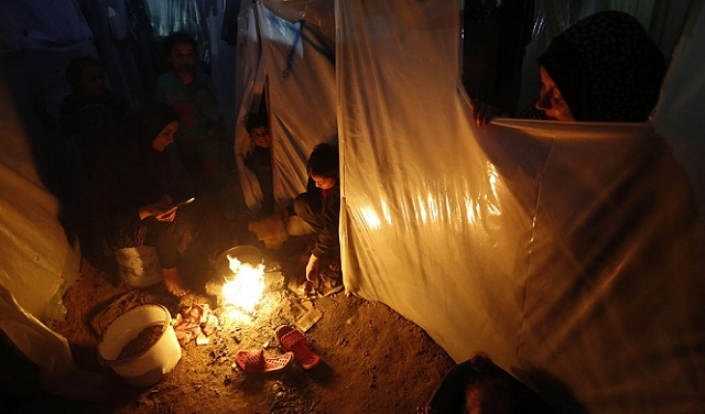 غزة: تزايد معاناة الأطفال النازحين في البرد القارس