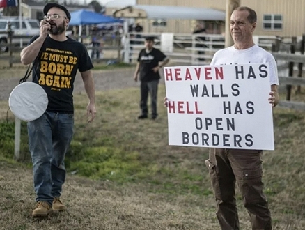 "جيش الله" في تكساس يحتج على تدفق المهاجرين على الحدود المكسيكية