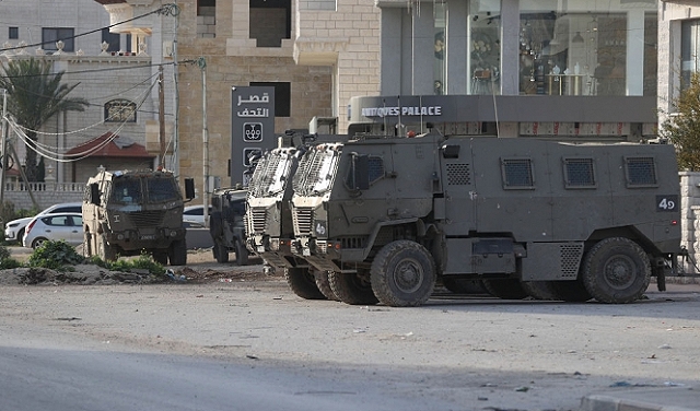 الاحتلال يعتقل صحافيا وثلاثة مواطنين خلال اقتحامه طولكرم