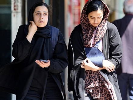 إيران: استدعاء مناهضة لـ "إلزامية الحجاب" لتنفيذ الحكم بالسجن