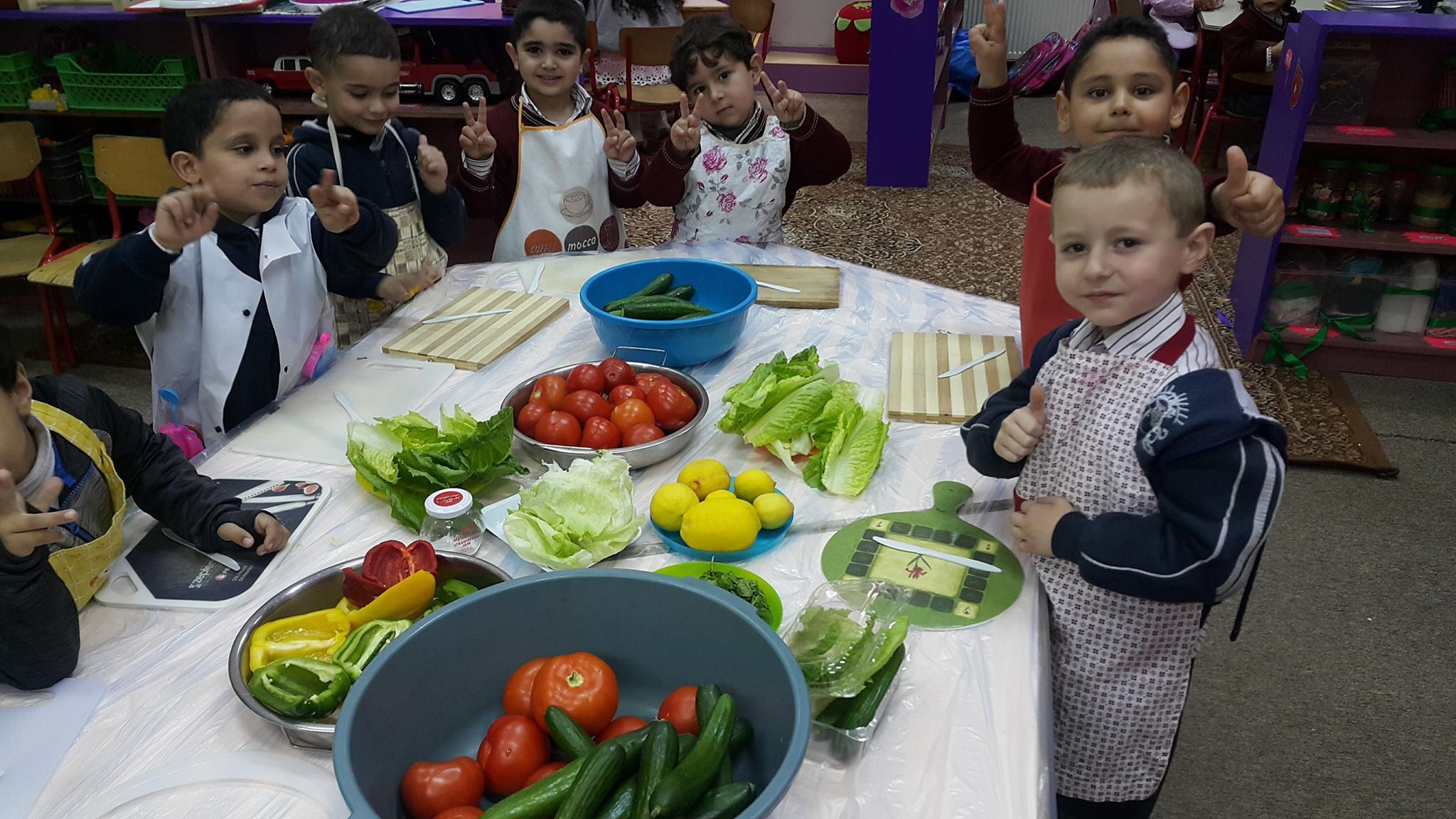مشاركة الأطفال في إعداد وجبة الإفطار احتفالًا بليلة القدر