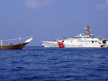 سفينة أميركية تبلغ عن تعرضها لهجوم والاتحاد الأوروبي يطلق مهمة لحماية السفن بالبحر الأحمر