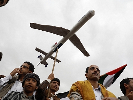 الحوثيون: استهدفنا سفينة بريطانية في خليج عدن وأسقطنا طائرة أميركية في الحديدة