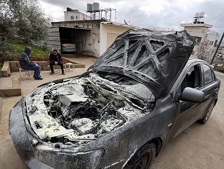 اعتداءات للمستوطنين في حوارة: إضرام النار بمركبات وتحطيم زجاجها