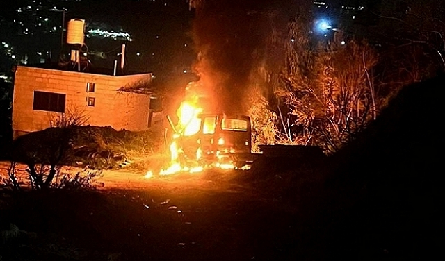 هجوم لمستوطنين في بُرقة بنابلس: مصابون وإحراق منزلين ومركبتين 