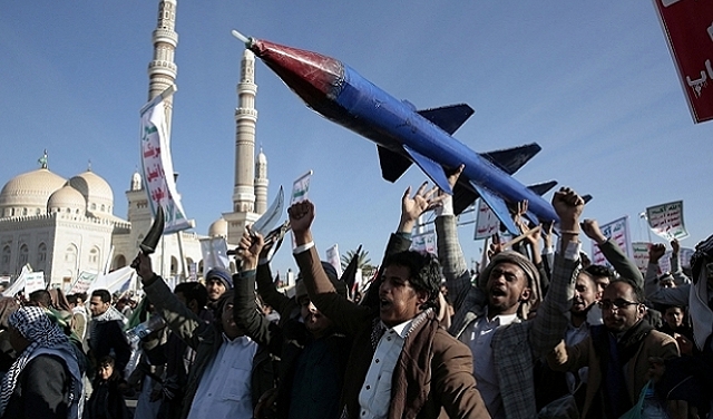 الحوثيون يعلنون استهداف سفينتين أميركيتين في خليج عدن 