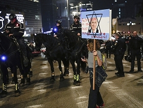 احتجاجات في مواقع مختلفة ضد حكومة نتنياهو: تفريق واعتقال متظاهرين في تل أبيب