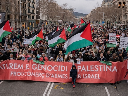 مئات آلاف المتظاهرين في إسبانيا يطالبون بحظر تجارة الأسلحة مع إسرائيل