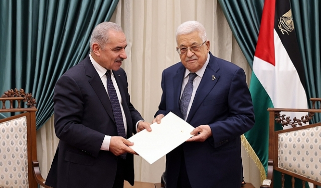 الرئيس الفلسطيني يقبل استقالة حكومة اشتية ويكلفها بتسيير الأعمال مؤقتا