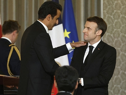 أمير قطر وماكرون يبحثان في فرنسا تطوّرات الحرب على غزة