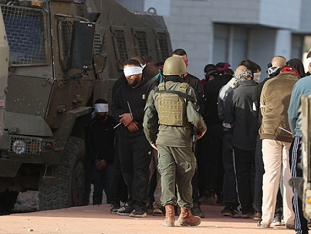 وسط مواجهات واشتباكات: الاحتلال يشن حملة دهم واعتقالات في الضفة
