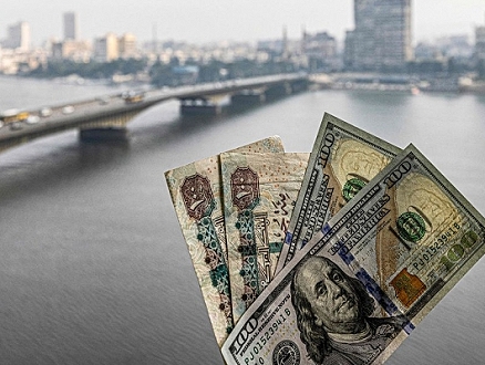 الجنيه المصري ينخفض إلى نحو 45 أمام الدولار