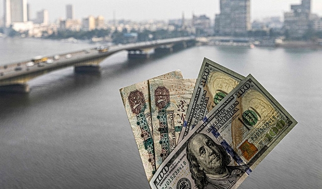 الجنيه المصري ينخفض إلى نحو 45 أمام الدولار