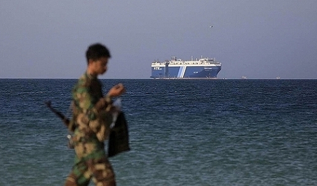 البحرية الهنديّة تعلن إنقاذ 21 شخصا من طاقم سفينة استهدفها الحوثيّون