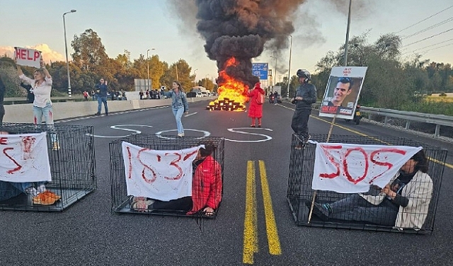 عائلات وأقارب أسرى إسرائيليين يتظاهرون ويغلقون شارع 1 للمطالبة بصفقة