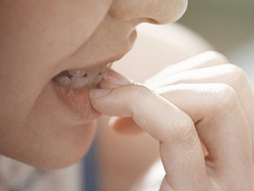 عن ظاهرة قضم الأظافر لدى الأطفال