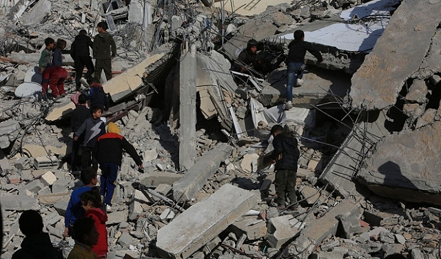 غزة: شهداء جراء تواصل القصف.. مقتل ضابط إسرائيلي وإصابة آخر في معارك جنوب القطاع