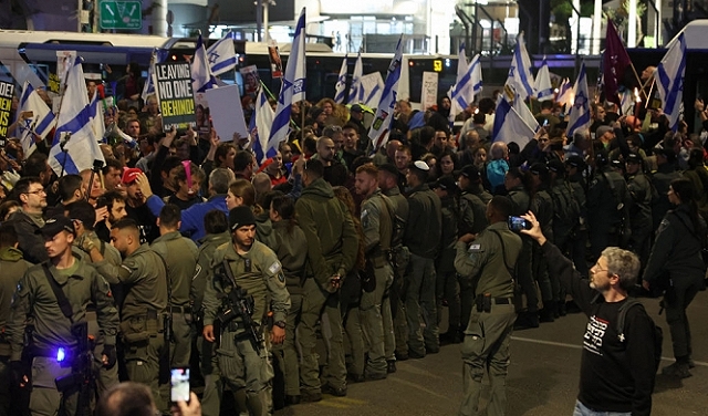 الآلاف يتظاهرون ضد حكومة نتنياهو: اعتقالات وإغلاق مسالك 