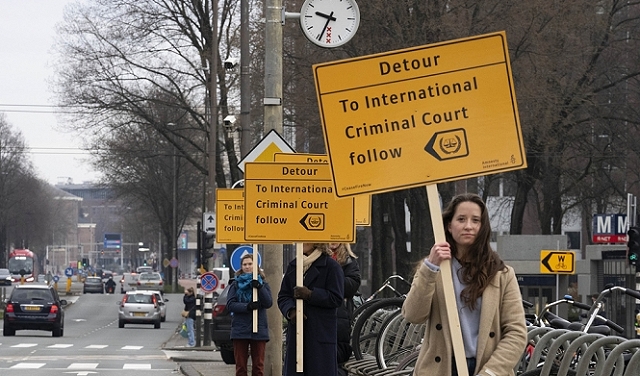 أمستردام: محتجون يتظاهرون ضد مشاركة هرتسوغ بافتتاح متحف المحرقة