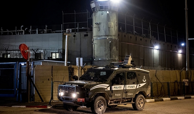 نتنياهو يوعز بإعداد أماكن في السجون لآلاف المعتقلين الجدد