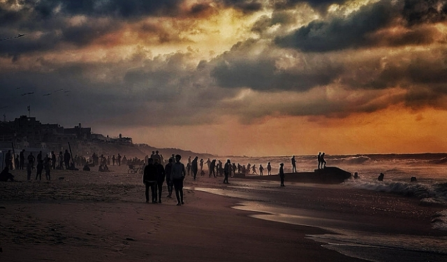 شاطئ غزّة.. متنفّس وحيد للهروب من رائحة البارود ومشاهد الموت