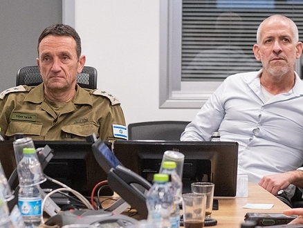 ضابط إسرائيلي سابق: يجب محاكمة رئيسي أركان الجيش والشاباك