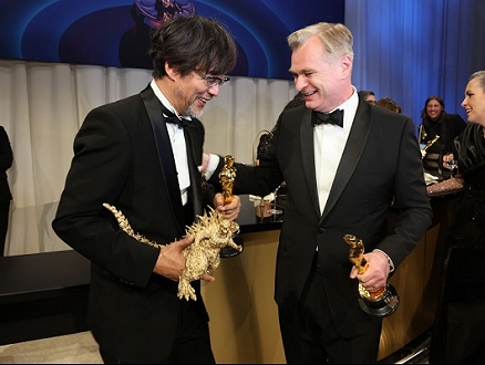 كريستوفر نولان يفوز بالرهان: "أوبنهايمر" يهيمن على جوائز الأوسكار