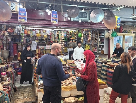 تجار عكا القديمة: متمسكون بالأمل رغم غياب مظاهر الفرح بحلول رمضان