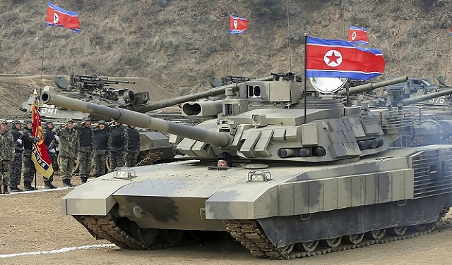 الزعيم الكوري الشمالي يكشف عن دبابة قتالية جديدة 