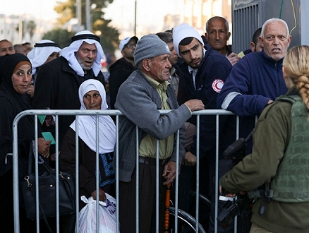 "أشعر وكأنني صُفعت": أول جمعة في رمضان.. قيود إسرائيلية على وصول الفلسطينيين للأقصى والدخول إليه