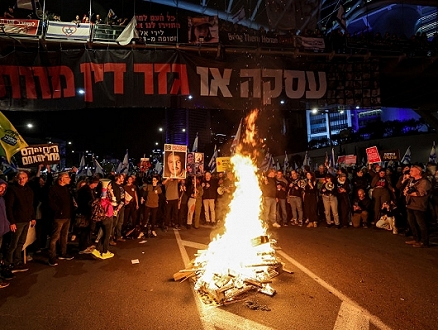 مطالبة بانتخابات وصفقة تبادل أسرى: احتجاجات ضد حكومة نتنياهو وإغلاق "أيالون"