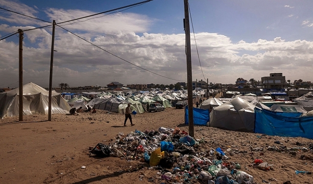 مياه الصرف الصحي والقمامة تهددان صحة وحياة النازحين بقطاع غزة 