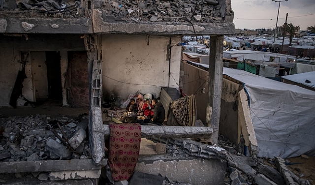 الحرب على غزة: ارتفاع عدد الشهداء إلى 31 ألفا و988 وإحراق مبان قرب مجمّع الشفاء