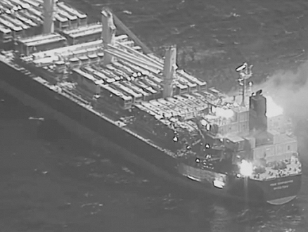 إصابة سفينة بصاروخ ونشوب حريق عليها قبالة اليمن