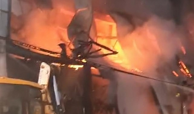 اندلاع حريق بمتجر في الطيبة: مطالبة سكان منازل مجاورة بإخلائها وأضرار ماديّة جسيمة