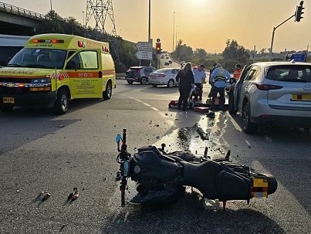 مصرع سائق دراجة نارية في حادث طرق وسط البلاد