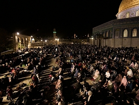 القدس المحتلة: 120 ألف مصل يؤدون صلاتي العشاء والتراويح بالأقصى